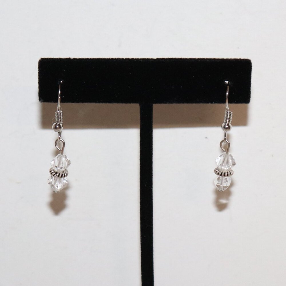 Beautiful NwoT silver and glass dangling earrings 1 3/8"